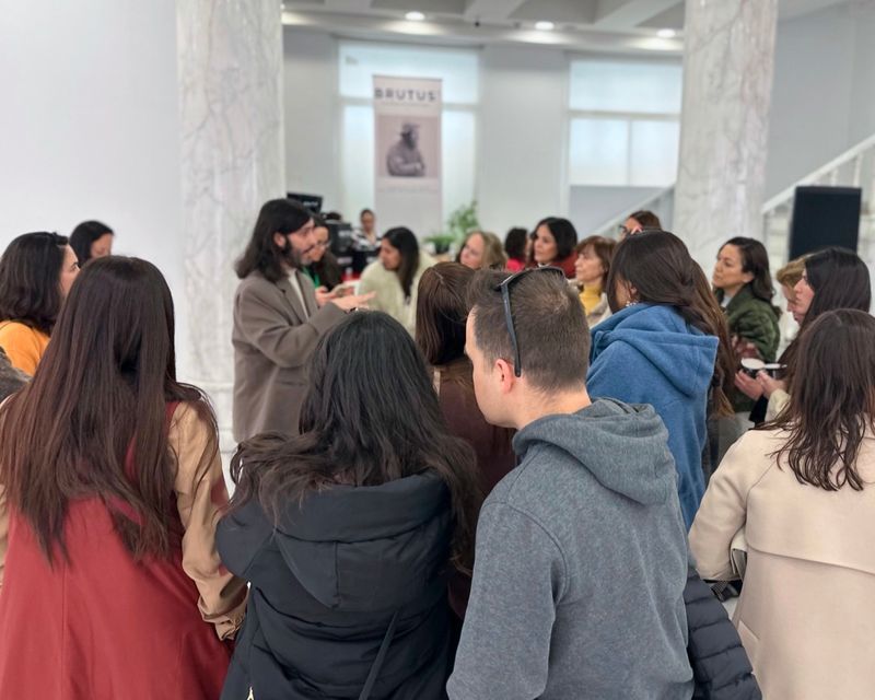Un grupo de visitantes conversa durante un encuentro de arte